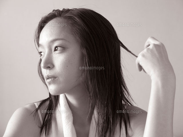 濡れた髪を触る女性[00425010534]｜ 写真素材・ストックフォト・画像・イラスト素材｜アマナイメージズ
