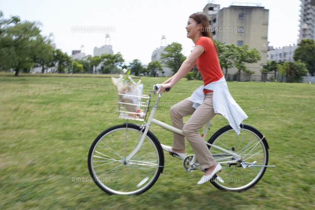 自転車に乗る女性[22321016640]｜ 写真素材・ストックフォト・画像・イラスト素材｜アマナイメージズ
