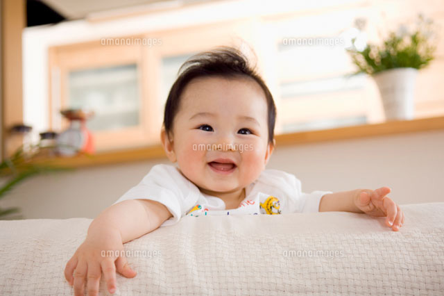 ソファーで笑う赤ちゃん[22536001373]｜ 写真素材・ストックフォト・画像・イラスト素材｜アマナイメージズ