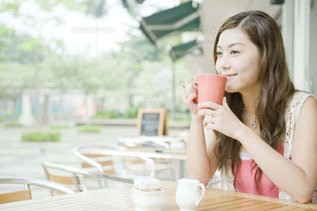 カフェでコーヒーを飲む女性[24031000260]｜ 写真素材・ストックフォト・画像・イラスト素材｜アマナイメージズ