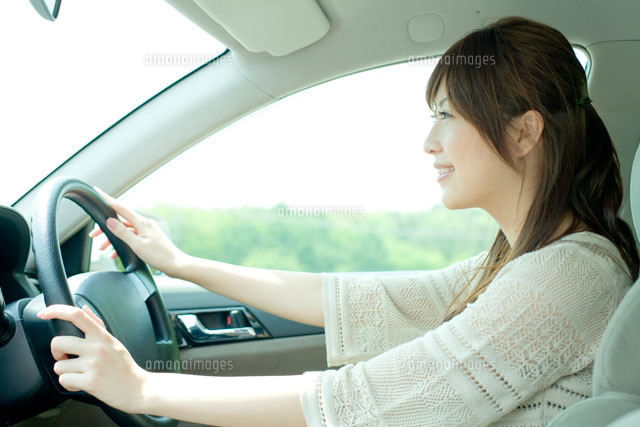 車を運転する20代日本人女性[30007001195]｜ 写真素材・ストックフォト・画像・イラスト素材｜アマナイメージズ