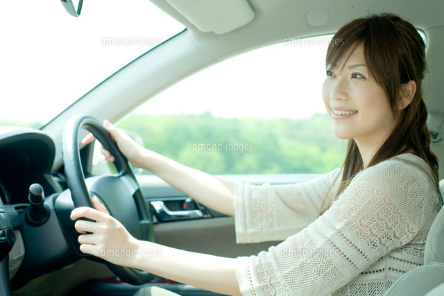 車を運転する20代日本人女性[30007001195a]｜ 写真素材・ストックフォト・イラスト素材｜アマナイメージズ