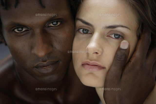 20代白人女性と黒人男性のビューティーイメージ[30018001405]｜ 写真素材・ストックフォト・画像・イラスト素材｜アマナイメージズ
