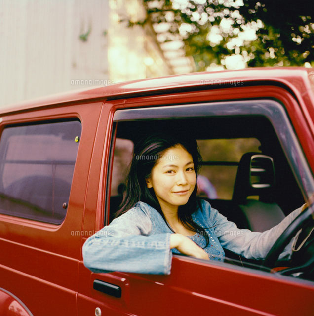 車に乗る20代日本人女性[30024000110]｜ 写真素材・ストックフォト・画像・イラスト素材｜アマナイメージズ