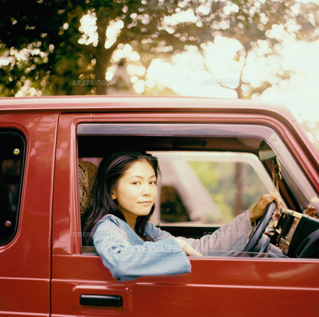 車に乗る20代日本人女性[30024000110a]｜ 写真素材・ストックフォト・画像・イラスト素材｜アマナイメージズ
