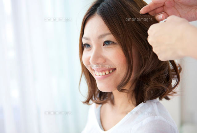 髪をセットしてもらう女性
(c)AID