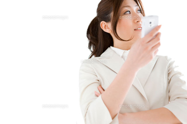携帯電話を持っているビジネスウーマン
(c)AID