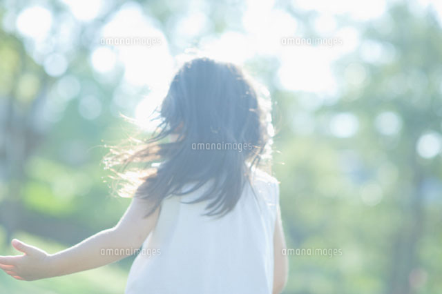 女の子の後ろ姿
(c)macomoco/a.collectionRF