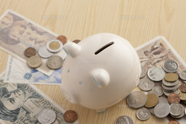 ブタの貯金箱とお金
(c)GYRO PHOTOGRAPHY/a.collectionRF