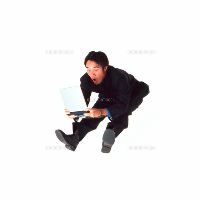 パソコンを持ってジャンプするビジネスマン
(c)Doable/a.collectionRF