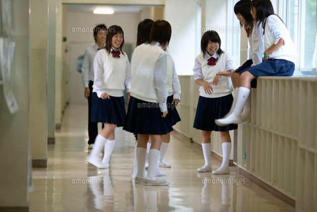 廊下で休憩する中学生
(c)Doable/a.collectionRF
