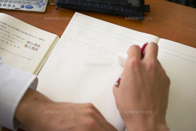 ノートに書く男子高校生の手
(c)doable/a.collectionRF