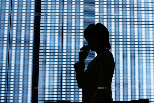 窓際で携帯電話をかける女性
(c)Doable/a.collectionRF