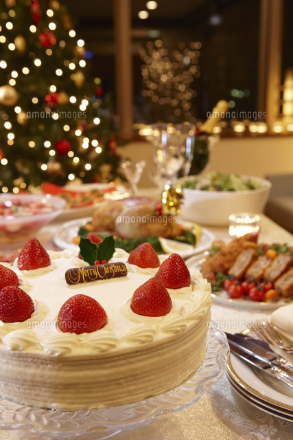 クリスマスパーティでテーブル並ぶクリスマスケーキと鶏の丸焼き
(c)Doable/a.collectionRF