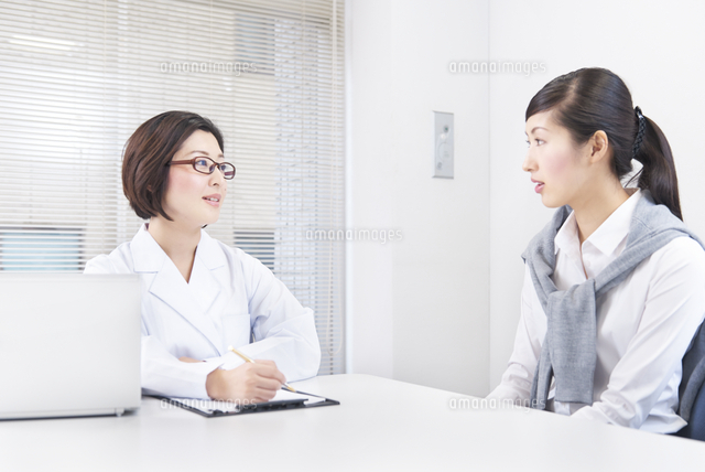 社内にてカウンセリングをする女性社員とカウンセラー
(c)Doable/a.collectionRF
