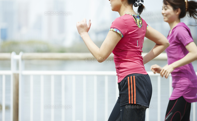 ランニングする女性
(c)Doable/a.collectionRF