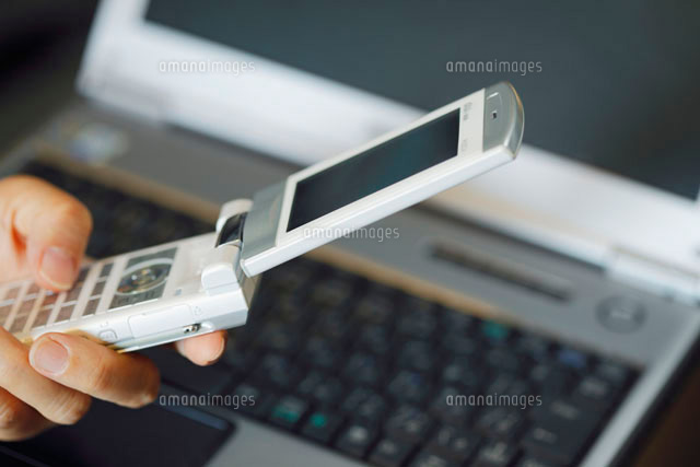 携帯電話とパソコン
(c)HIRO/a.collectionRF