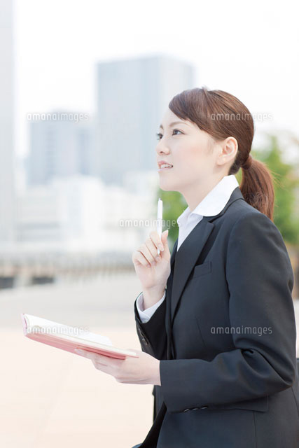 手帳を開く日本人女性
(c)RYO/a.collectionRF