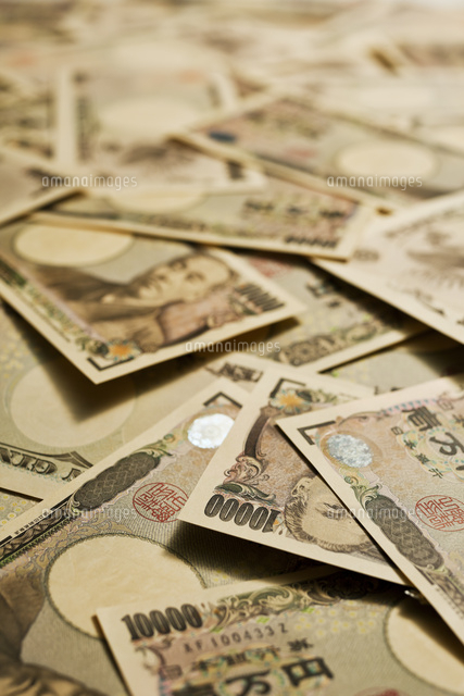 広げた多量の10000円札
(c)FU/a.collectionRF