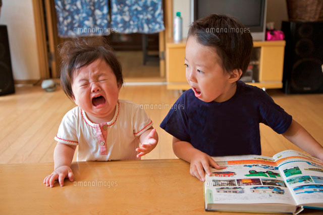 泣く妹を見つめる兄
(c)KOICHI SAITO/a.collectionRF