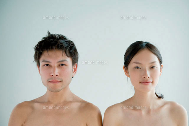 上半身裸で横に並んだ20代の男女[10161001354]｜ 写真素材・ストックフォト・画像・イラスト素材｜アマナイメージズ