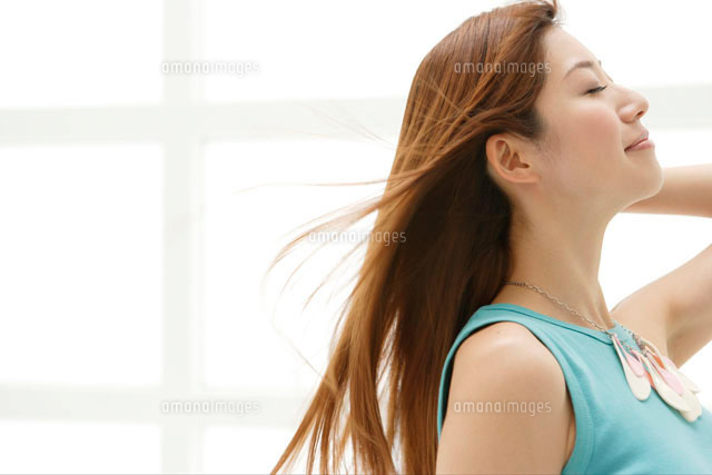 髪をなびかせる日本人女性
(c)absodels RF