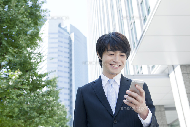 携帯電話を見る笑顔のヤングビジネスマン
(c)absodels RF