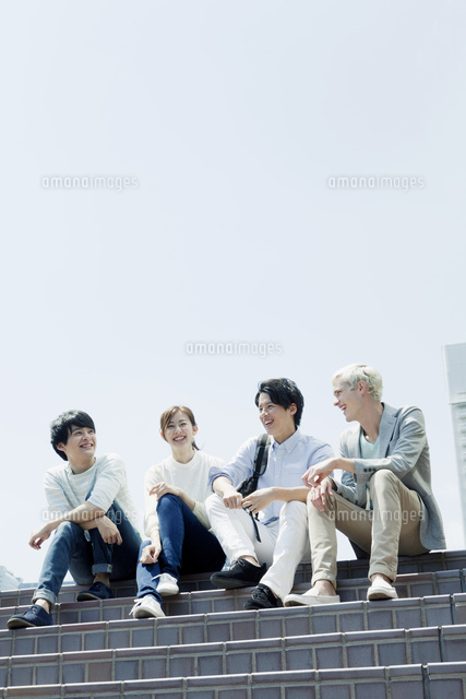 階段で会話する20代男女
(c)absodelsRF