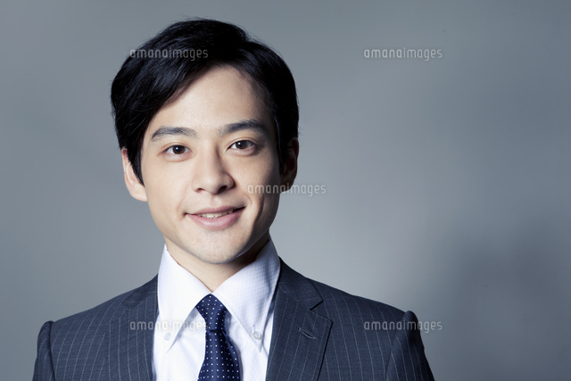 スーツ姿の20代の日本人男性
(c)absodels RF
