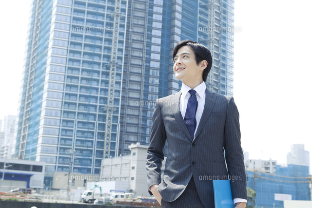 スーツ姿の20代の日本人男性
(c)absodels RF