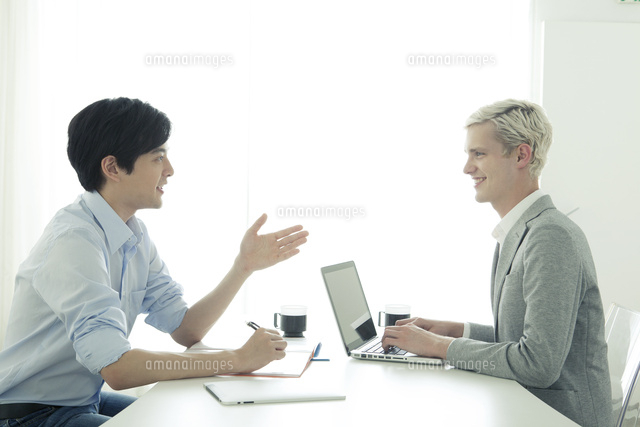 会話をする20代の日本人男性と外国人男性
(c)absodels RF