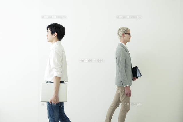 すれ違う20代の日本人男性と外国人男性[10161016090]｜ 写真素材・ストックフォト・画像・イラスト素材