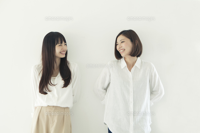 仲良く並んで微笑む20代女性2人
(c)absodels RF