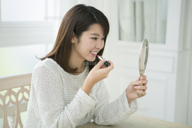 口紅を塗る20代女性
(c)absodels RF