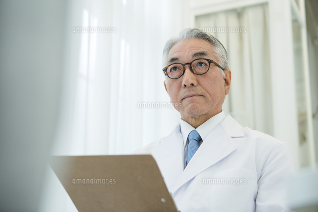 白衣を着た70代男性医師
(c)absodels RF