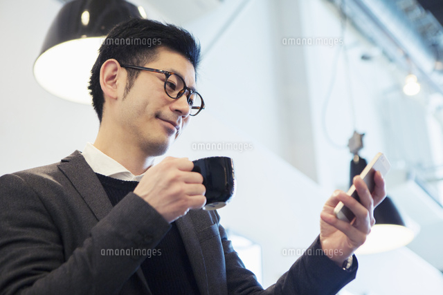 カフェでスマホを見る30代男性
(c)absodels RF