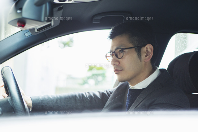 車を運転する30代男性
(c)absodels RF