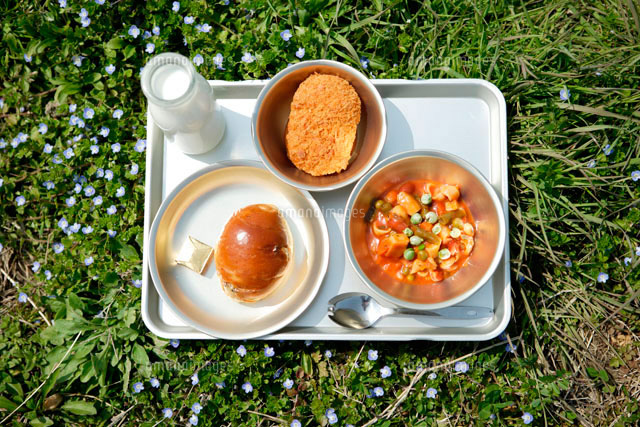 コロッケとロールパンと煮豆の給食
(c)Tetsu/a.collectionRF