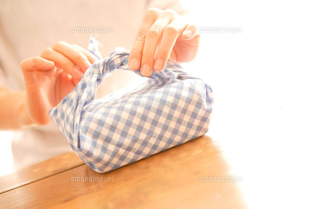 弁当を包む手
(c)Tetsu/a.collectionRF