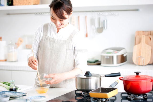 キッチンで料理をする女性
(c)carafe/a.collectionRF