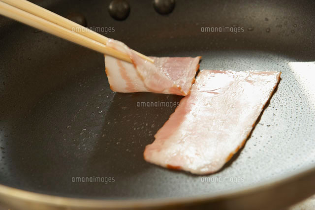 フライパンで焼かれるベーコン
(c)Hue/a.collectionRF