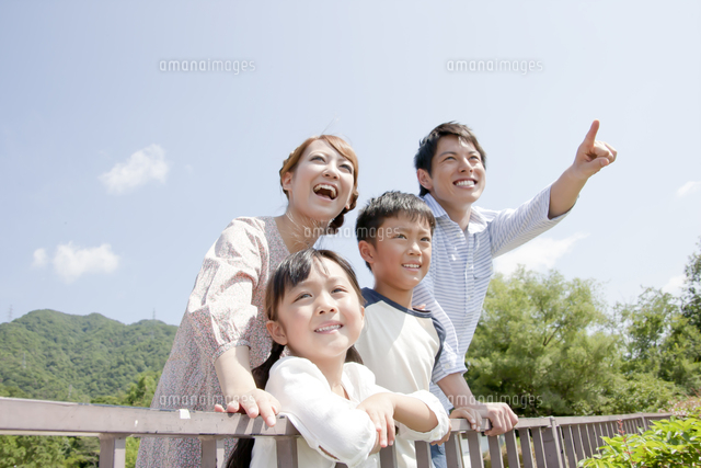 遠くを眺める4人家族
(c)PRESS AND ARTS/a.collectionRF