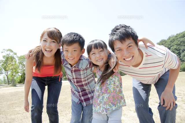 肩を組んで微笑む4人家族
(c)PRESS AND ARTS/a.collectionRF