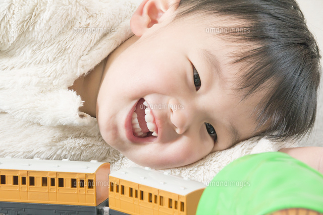 楽しそうにおもちゃの電車で遊ぶ男の子
(c)SHINZO HIRAI/a.collectionRF