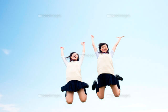 ジャンプする女子高校生二人
(c)Opus/a.collectionRF