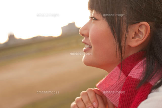 夕暮れの川沿いに立つ女子高校生
(c)Opus/a.collectionRF