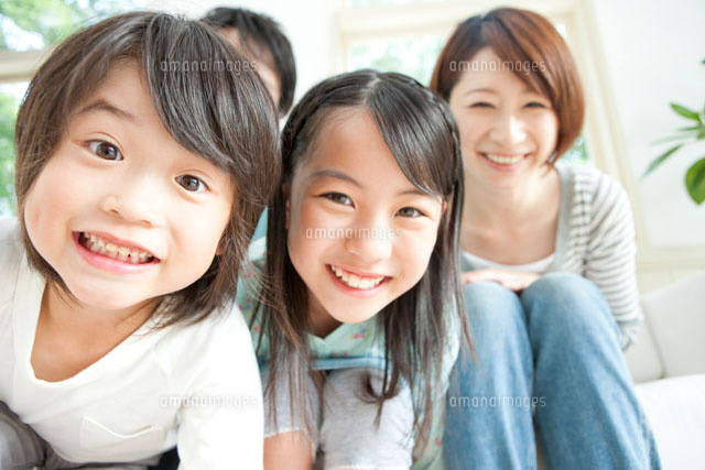 窓際に座る男の子のアップと笑顔の女の子と母親
(c)Opus/a.collectionRF