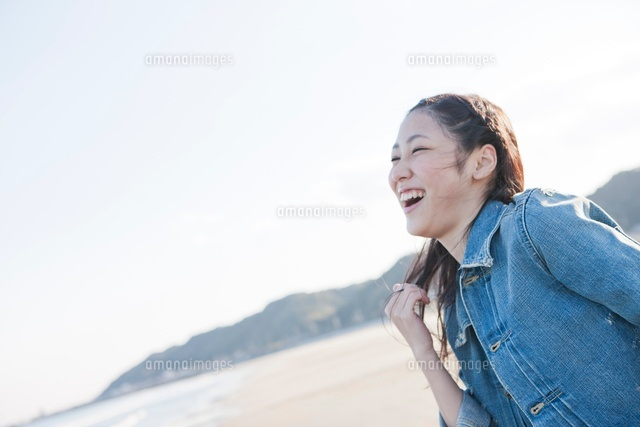 浜辺ではしゃぐ笑顔の女性
(c)Opus/a.collectionRF