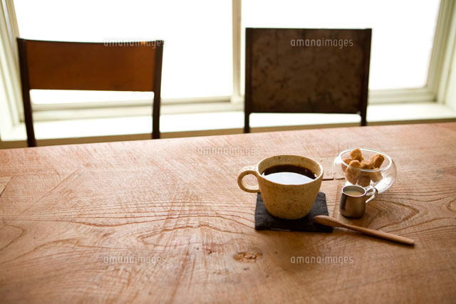カフェテーブルに置いたコーヒー[10236000001]｜ 写真素材・ストックフォト・画像・イラスト素材｜アマナイメージズ