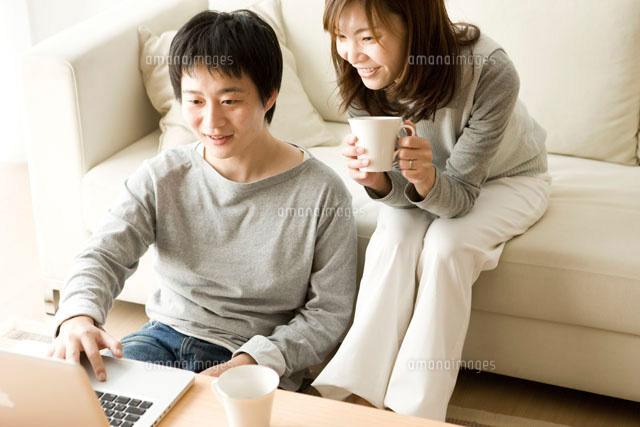 パソコンを見る夫婦
(c)STUDIO TEC/a.collectionRF
